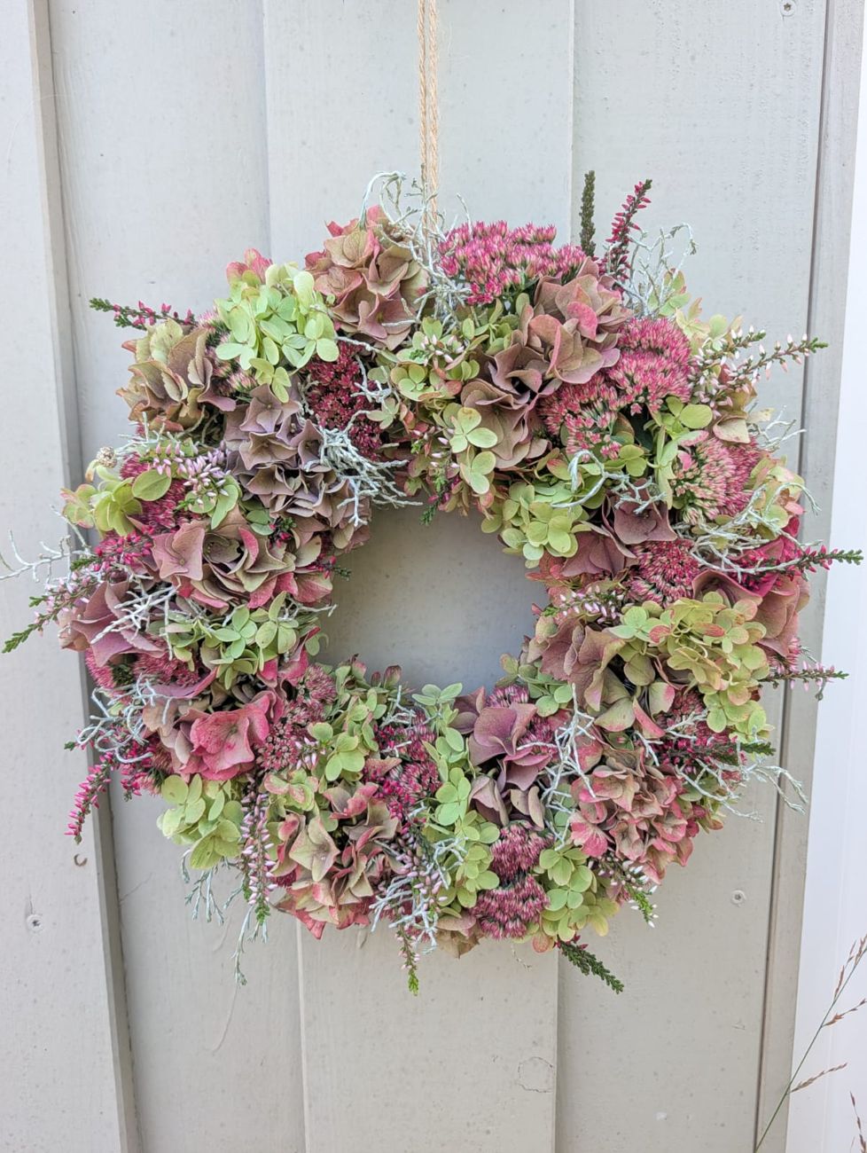Herbstkranz aus Hortensien, Heide und Sedum
